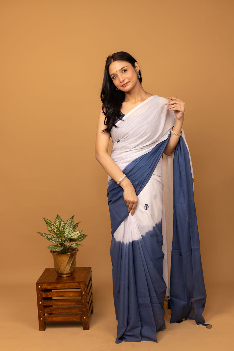 Vidushi | Misty Blue & White dual shade Mul Cotton Chikankari Saree