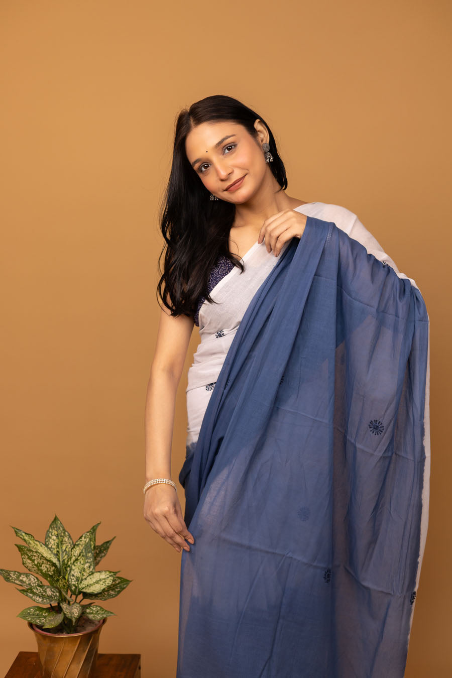 Vidushi | Misty Blue & White dual shade Mul Cotton Chikankari Saree