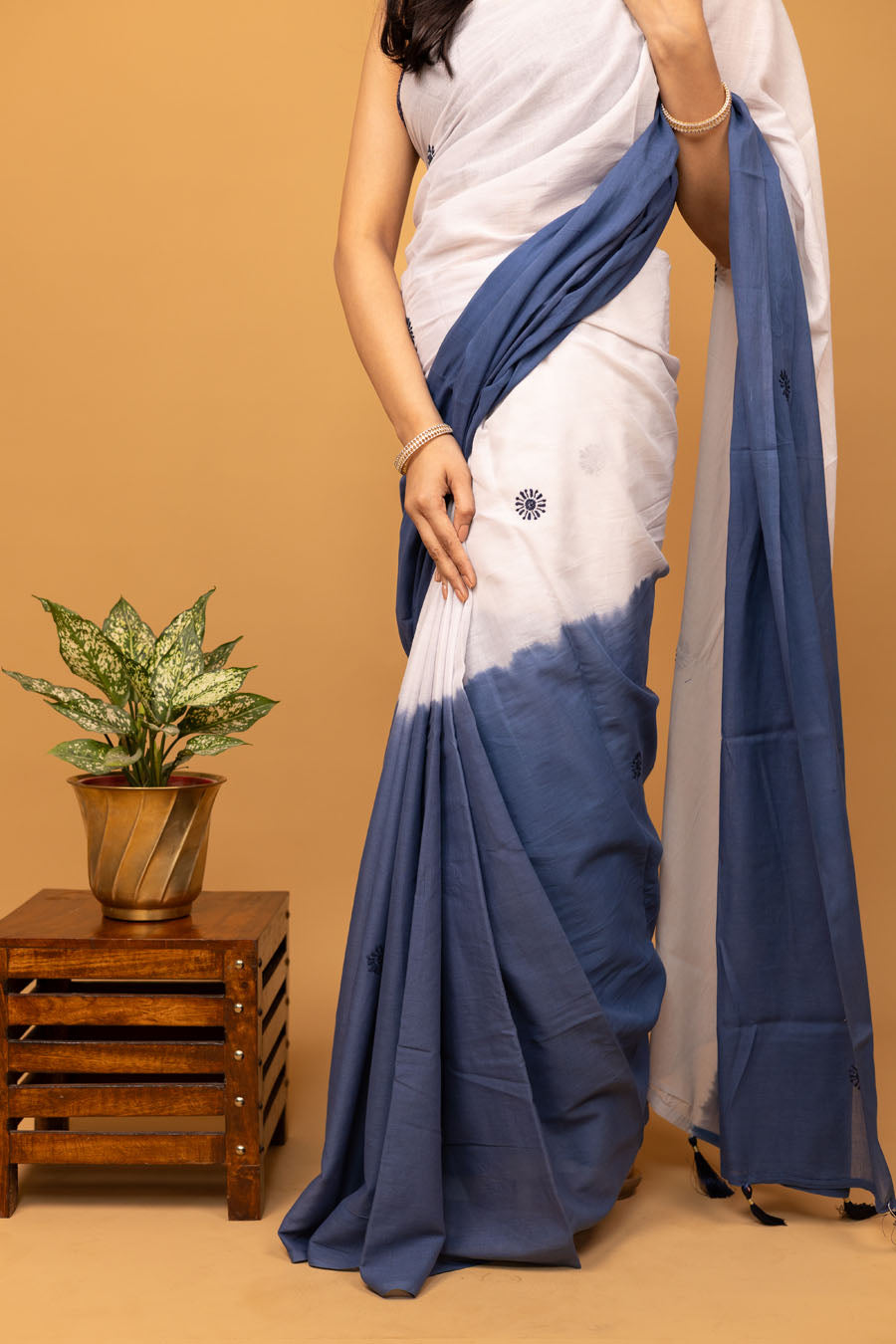 Vidushi | Misty Blue & White dual shade Mul Cotton Chikankari Saree