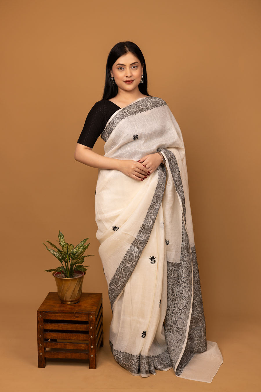 Hansini | Snowveil Off white Tussar Silk Chikankari Saree
