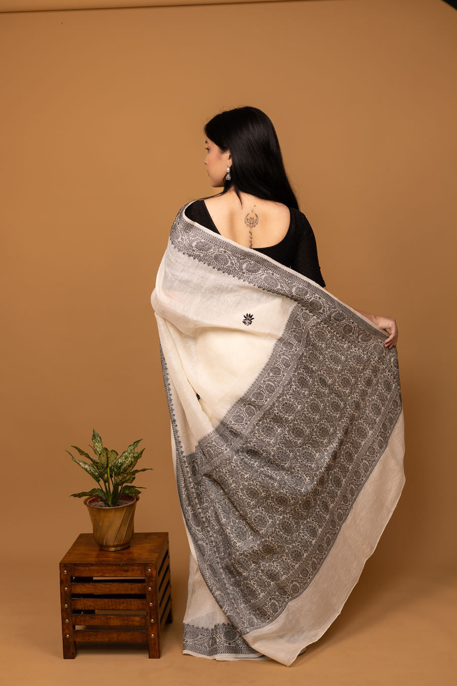 Hansini | Snowveil Off white Tussar Silk Chikankari Saree