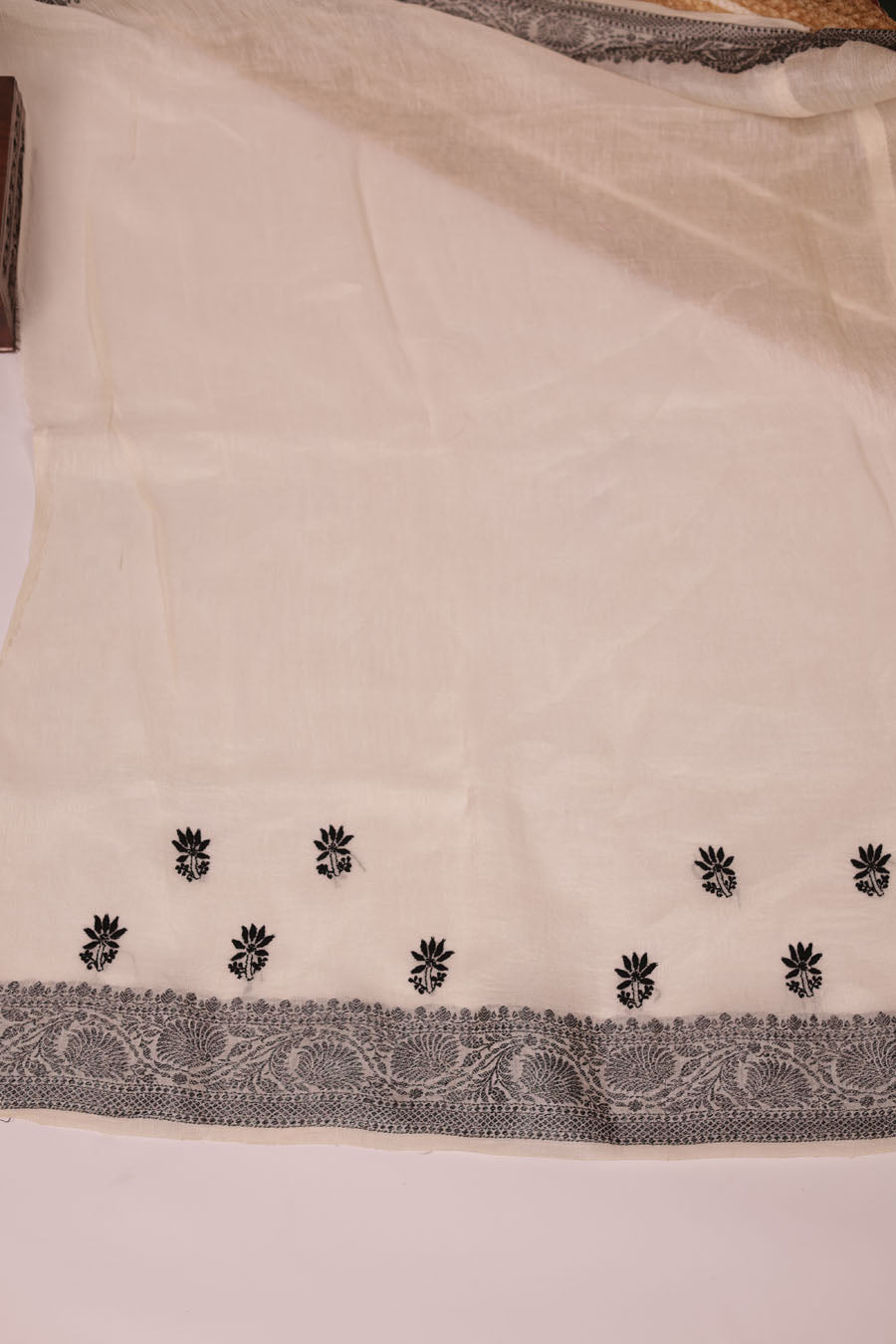 Hansini | Snowveil Off white Tussar Linen Chikankari Saree