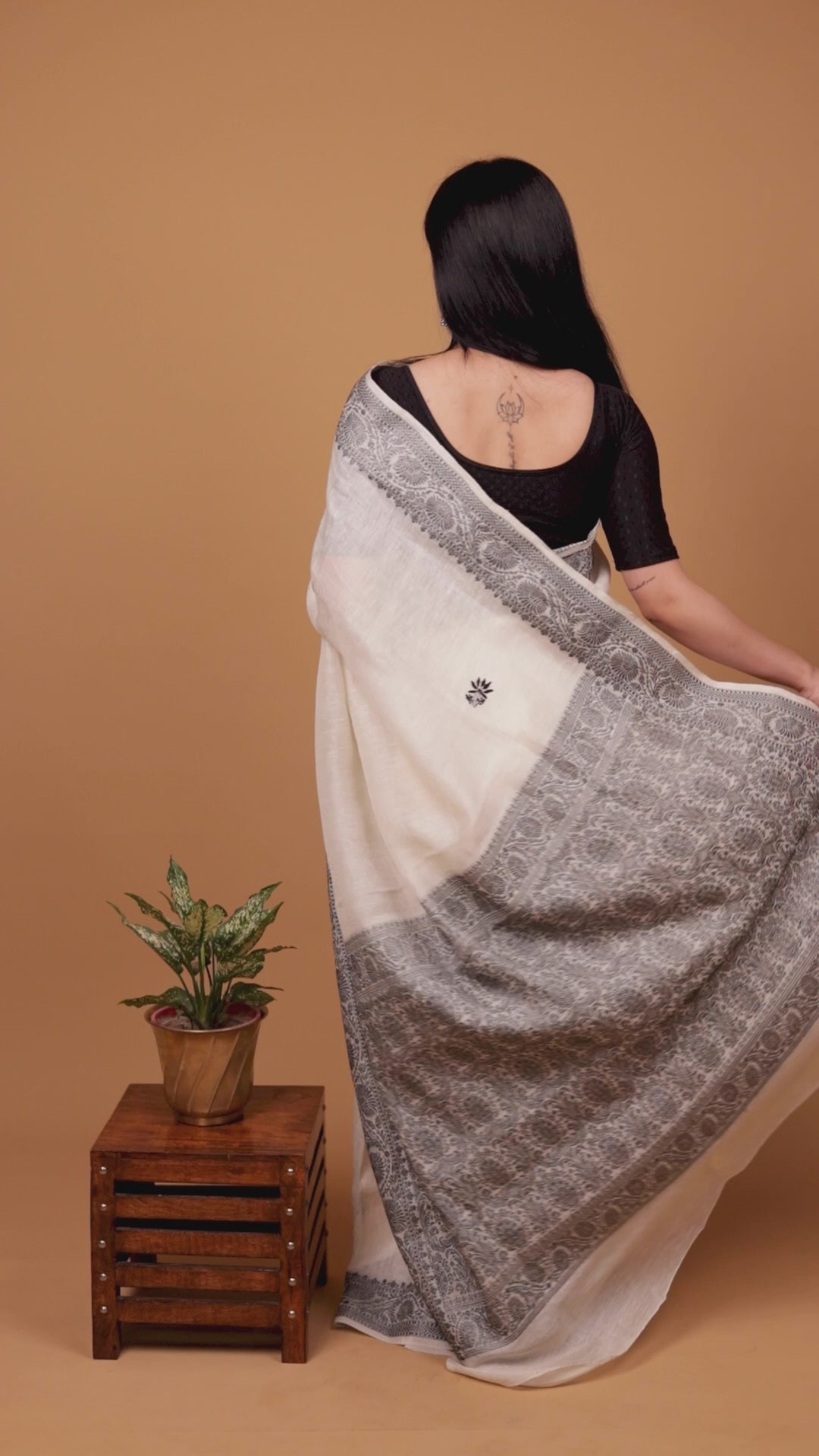 Hansini | Snowveil Off white Tussar Linen Chikankari Saree
